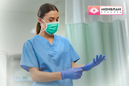 Врач надевает перчатки